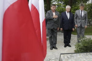 01.09.2017 Kielce. Uroczystości w 78. rocznicę wybuchu II Wojny Światowej. Złożenie kwiatów Kwaterze Ofiar Września 1939. Andrzej Wilkosz, poseł Krzysztof Lipiec i senator Krzysztof Słoń / Jarosław Kubalski / Radio Kielce / Kielce. Uroczystości w 78. rocznicę wybuchu II Wojny Światowej