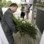 01.09.2017 Kielce. Uroczystości w 78. rocznicę wybuchu II Wojny Światowej. Złożenie pod tablicą upamiętniającą ofiary niemieckich nalotów bombowych. Senator Krzysztof Słoń i Andrzej Wilkosz / Jarosław Kubalski  /  Radio Kielce / Kielce. Uroczystości w 78. rocznicę wybuchu II Wojny Światowej