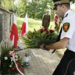 01.09.2017 Kielce. Uroczystości w 78. rocznicę wybuchu II Wojny Światowej. Złożenie pod tablicą upamiętniającą ofiary niemieckich nalotów bombowych / Jarosław Kubalski  /  Radio Kielce / Kielce. Uroczystości w 78. rocznicę wybuchu II Wojny Światowej