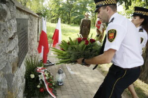 01.09.2017 Kielce. Uroczystości w 78. rocznicę wybuchu II Wojny Światowej. Złożenie pod tablicą upamiętniającą ofiary niemieckich nalotów bombowych / Jarosław Kubalski / Radio Kielce / Kielce. Uroczystości w 78. rocznicę wybuchu II Wojny Światowej