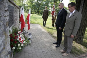 01.09.2017 Kielce. Uroczystości w 78. rocznicę wybuchu II Wojny Światowej. Złożenie pod tablicą upamiętniającą ofiary niemieckich nalotów bombowych. Rafał Nowak i Leszek Bukowski / Jarosław Kubalski / Radio Kielce / Kielce. Uroczystości w 78. rocznicę wybuchu II Wojny Światowej