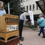 02.09.2017 Kielce. "Wesele" Stanisława Wyspiańskiego w ogrodach Radia Kielce. W spektaklu zagrali dziennikarze Radia Kielce i TVP 3 Kielce. Gości witał mim i kataryniarze / Jarosław Kubalski  /  Radio Kielce / "Wesele" Stanisława Wyspiańskiego w ogrodach Radia Kielce.