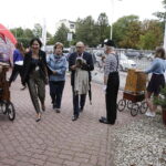 02.09.2017 Kielce. "Wesele" Stanisława Wyspiańskiego w ogrodach Radia Kielce. W spektaklu zagrali dziennikarze Radia Kielce i TVP 3 Kielce. Gości witał mim i kataryniarze / Jarosław Kubalski  /  Radio Kielce / "Wesele" Stanisława Wyspiańskiego w ogrodach Radia Kielce.