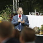 02.09.2017 Kielce. "Wesele" Stanisława Wyspiańskiego w ogrodach Radia Kielce. W spektaklu zagrali dziennikarze Radia Kielce i TVP 3 Kielce. Prezes Radia Kielce Janusz Knap / Jarosław Kubalski  /  Radio Kielce / "Wesele" Stanisława Wyspiańskiego w ogrodach Radia Kielce.