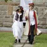 02.09.2017 Kielce. "Wesele" Stanisława Wyspiańskiego w ogrodach Radia Kielce. W spektaklu zagrali dziennikarze Radia Kielce i TVP 3 Kielce. Monika Miller i Marcin  Różyc / Jarosław Kubalski  /  Radio Kielce / "Wesele" Stanisława Wyspiańskiego w ogrodach Radia Kielce.