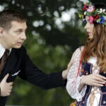 02.09.2017 Kielce. "Wesele" Stanisława Wyspiańskiego w ogrodach Radia Kielce. W spektaklu zagrali dziennikarze Radia Kielce i TVP 3 Kielce. Stanisław Blinstrub i Monika Miller / Jarosław Kubalski  /  Radio Kielce / "Wesele" Stanisława Wyspiańskiego w ogrodach Radia Kielce.