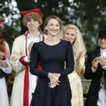 02.09.2017 Kielce. "Wesele" Stanisława Wyspiańskiego w ogrodach Radia Kielce. W spektaklu zagrali dziennikarze Radia Kielce i TVP 3 Kielce. Aleksandra Gronek - Piotrowska / Jarosław Kubalski  /  Radio Kielce / "Wesele" Stanisława Wyspiańskiego w ogrodach Radia Kielce.