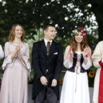 02.09.2017 Kielce. "Wesele" Stanisława Wyspiańskiego w ogrodach Radia Kielce. W spektaklu zagrali dziennikarze Radia Kielce i TVP 3 Kielce. Rafał Szymczyk, Marlena Płaska, Stanisław Blinstrub, Monika Miller i Marcin Różyc / Jarosław Kubalski  /  Radio Kielce / "Wesele" Stanisława Wyspiańskiego w ogrodach Radia Kielce.