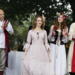 02.09.2017 Kielce. "Wesele" Stanisława Wyspiańskiego w ogrodach Radia Kielce. W spektaklu zagrali dziennikarze Radia Kielce i TVP 3 Kielce. Rafał Szymczyk, Marlena Płaska, Monika Miller i Marcin Różyc / Jarosław Kubalski  /  Radio Kielce / "Wesele" Stanisława Wyspiańskiego w ogrodach Radia Kielce.