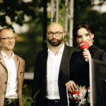 02.09.2017 Kielce. "Wesele" Stanisława Wyspiańskiego w ogrodach Radia Kielce. W spektaklu zagrali dziennikarze Radia Kielce i TVP 3 Kielce. Bartłomiej Zapała, Michał Kotański i Magdalena Sitek / Jarosław Kubalski  /  Radio Kielce / "Wesele" Stanisława Wyspiańskiego w ogrodach Radia Kielce.