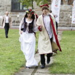 02.09.2017 Kielce. "Wesele" Stanisława Wyspiańskiego w ogrodach Radia Kielce. W spektaklu zagrali dziennikarze Radia Kielce i TVP 3 Kielce. Monika Miller i Marcin  Różyc / Jarosław Kubalski  /  Radio Kielce / "Wesele" Stanisława Wyspiańskiego w ogrodach Radia Kielce.