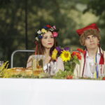 02.09.2017 Kielce. "Wesele" Stanisława Wyspiańskiego w ogrodach Radia Kielce. W spektaklu zagrali dziennikarze Radia Kielce i TVP 3 Kielce. Marcin Przemirski, Monika Miller i Marcin  Różyc / Jarosław Kubalski  /  Radio Kielce / "Wesele" Stanisława Wyspiańskiego w ogrodach Radia Kielce.