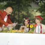 02.09.2017 Kielce. "Wesele" Stanisława Wyspiańskiego w ogrodach Radia Kielce. W spektaklu zagrali dziennikarze Radia Kielce i TVP 3 Kielce. Marek Wtorek, Monika Miller i Marcin Różyc / Jarosław Kubalski  /  Radio Kielce / "Wesele" Stanisława Wyspiańskiego w ogrodach Radia Kielce.