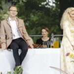 02.09.2017 Kielce. "Wesele" Stanisława Wyspiańskiego w ogrodach Radia Kielce. W spektaklu zagrali dziennikarze Radia Kielce i TVP 3 Kielce. Bartłomiej Zapała i Renata Morąg / Jarosław Kubalski  /  Radio Kielce / "Wesele" Stanisława Wyspiańskiego w ogrodach Radia Kielce.