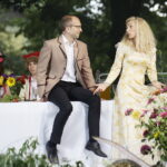 02.09.2017 Kielce. "Wesele" Stanisława Wyspiańskiego w ogrodach Radia Kielce. W spektaklu zagrali dziennikarze Radia Kielce i TVP 3 Kielce. Bartłomiej Zapała i Renata Morąg / Jarosław Kubalski  /  Radio Kielce / "Wesele" Stanisława Wyspiańskiego w ogrodach Radia Kielce.