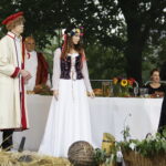 02.09.2017 Kielce. "Wesele" Stanisława Wyspiańskiego w ogrodach Radia Kielce. W spektaklu zagrali dziennikarze Radia Kielce i TVP 3 Kielce. Marcin Różyc, Monika Miller i Marcin Przemirski / Jarosław Kubalski  /  Radio Kielce / "Wesele" Stanisława Wyspiańskiego w ogrodach Radia Kielce.