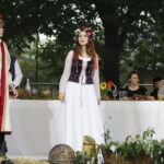 02.09.2017 Kielce. "Wesele" Stanisława Wyspiańskiego w ogrodach Radia Kielce. W spektaklu zagrali dziennikarze Radia Kielce i TVP 3 Kielce. Marcin Różyc, Monika Miller i Marcin Przemirski / Jarosław Kubalski  /  Radio Kielce / "Wesele" Stanisława Wyspiańskiego w ogrodach Radia Kielce.