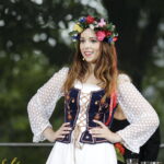 02.09.2017 Kielce. "Wesele" Stanisława Wyspiańskiego w ogrodach Radia Kielce. W spektaklu zagrali dziennikarze Radia Kielce i TVP 3 Kielce. Monika Miller / Jarosław Kubalski  /  Radio Kielce / "Wesele" Stanisława Wyspiańskiego w ogrodach Radia Kielce.