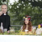 02.09.2017 Kielce. "Wesele" Stanisława Wyspiańskiego w ogrodach Radia Kielce. W spektaklu zagrali dziennikarze Radia Kielce i TVP 3 Kielce. Marcin Przemirski, Monika Miller i Marcin Różyc / Jarosław Kubalski  /  Radio Kielce / "Wesele" Stanisława Wyspiańskiego w ogrodach Radia Kielce.