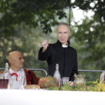 02.09.2017 Kielce. "Wesele" Stanisława Wyspiańskiego w ogrodach Radia Kielce. W spektaklu zagrali dziennikarze Radia Kielce i TVP 3 Kielce. Marlena Płaska, Marek Wtorek, Marcin Przemirski i Monika Miller / Jarosław Kubalski  /  Radio Kielce / "Wesele" Stanisława Wyspiańskiego w ogrodach Radia Kielce.