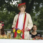 02.09.2017 Kielce. "Wesele" Stanisława Wyspiańskiego w ogrodach Radia Kielce. W spektaklu zagrali dziennikarze Radia Kielce i TVP 3 Kielce. Marcin Różyc / Jarosław Kubalski  /  Radio Kielce / "Wesele" Stanisława Wyspiańskiego w ogrodach Radia Kielce.