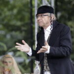 02.09.2017 Kielce. "Wesele" Stanisława Wyspiańskiego w ogrodach Radia Kielce. W spektaklu zagrali dziennikarze Radia Kielce i TVP 3 Kielce. Ryszard Koziej / Jarosław Kubalski  /  Radio Kielce / "Wesele" Stanisława Wyspiańskiego w ogrodach Radia Kielce.