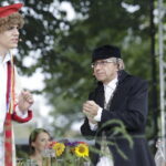 02.09.2017 Kielce. "Wesele" Stanisława Wyspiańskiego w ogrodach Radia Kielce. W spektaklu zagrali dziennikarze Radia Kielce i TVP 3 Kielce. Marcin Różyc i Ryszard Koziej / Jarosław Kubalski  /  Radio Kielce / "Wesele" Stanisława Wyspiańskiego w ogrodach Radia Kielce.