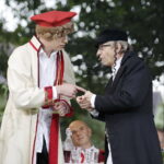 02.09.2017 Kielce. "Wesele" Stanisława Wyspiańskiego w ogrodach Radia Kielce. W spektaklu zagrali dziennikarze Radia Kielce i TVP 3 Kielce. Marcin Różyc i Ryszard Koziej / Jarosław Kubalski  /  Radio Kielce / "Wesele" Stanisława Wyspiańskiego w ogrodach Radia Kielce.