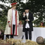 02.09.2017 Kielce. "Wesele" Stanisława Wyspiańskiego w ogrodach Radia Kielce. W spektaklu zagrali dziennikarze Radia Kielce i TVP 3 Kielce. Marcin Różyc i Ryszard Koziej / Jarosław Kubalski  /  Radio Kielce / "Wesele" Stanisława Wyspiańskiego w ogrodach Radia Kielce.