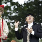 02.09.2017 Kielce. "Wesele" Stanisława Wyspiańskiego w ogrodach Radia Kielce. W spektaklu zagrali dziennikarze Radia Kielce i TVP 3 Kielce. Marcin Różyc i Ryszard Koziej / Jarosław Kubalski  /  Radio Kielce / "Wesele" Stanisława Wyspiańskiego w ogrodach Radia Kielce.