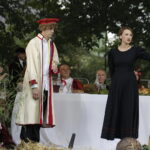 02.09.2017 Kielce. "Wesele" Stanisława Wyspiańskiego w ogrodach Radia Kielce. W spektaklu zagrali dziennikarze Radia Kielce i TVP 3 Kielce. Marcin Różyc i Aleksandra Gronek - Piotrowska / Jarosław Kubalski  /  Radio Kielce / "Wesele" Stanisława Wyspiańskiego w ogrodach Radia Kielce.