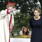 02.09.2017 Kielce. "Wesele" Stanisława Wyspiańskiego w ogrodach Radia Kielce. W spektaklu zagrali dziennikarze Radia Kielce i TVP 3 Kielce. Marcin Różyc i Aleksandra Gronek - Piotrowska / Jarosław Kubalski  /  Radio Kielce / "Wesele" Stanisława Wyspiańskiego w ogrodach Radia Kielce.