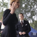 02.09.2017 Kielce. "Wesele" Stanisława Wyspiańskiego w ogrodach Radia Kielce. W spektaklu zagrali dziennikarze Radia Kielce i TVP 3 Kielce. Stanisław Blinstrub / Jarosław Kubalski  /  Radio Kielce / "Wesele" Stanisława Wyspiańskiego w ogrodach Radia Kielce.