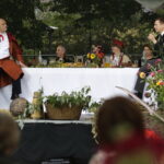 02.09.2017 Kielce. "Wesele" Stanisława Wyspiańskiego w ogrodach Radia Kielce. W spektaklu zagrali dziennikarze Radia Kielce i TVP 3 Kielce. 02.09.2017 Kielce. "Wesele" Stanisława Wyspiańskiego w ogrodach Radia Kielce. W spektaklu zagrali dziennikarze Radia Kielce i TVP 3 Kielce. Marek Wtorek i Stanisław Blinstrub / Jarosław Kubalski  /  Radio Kielce / "Wesele" Stanisława Wyspiańskiego w ogrodach Radia Kielce.