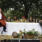 02.09.2017 Kielce. "Wesele" Stanisława Wyspiańskiego w ogrodach Radia Kielce. W spektaklu zagrali dziennikarze Radia Kielce i TVP 3 Kielce. 02.09.2017 Kielce. "Wesele" Stanisława Wyspiańskiego w ogrodach Radia Kielce. W spektaklu zagrali dziennikarze Radia Kielce i TVP 3 Kielce. Marek Wtorek i Stanisław Blinstrub / Jarosław Kubalski  /  Radio Kielce / "Wesele" Stanisława Wyspiańskiego w ogrodach Radia Kielce.