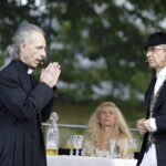 02.09.2017 Kielce. "Wesele" Stanisława Wyspiańskiego w ogrodach Radia Kielce. W spektaklu zagrali dziennikarze Radia Kielce i TVP 3 Kielce. Marcin Przemirski i Ryszard Koziej / Jarosław Kubalski  /  Radio Kielce / "Wesele" Stanisława Wyspiańskiego w ogrodach Radia Kielce.