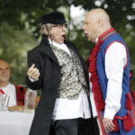 02.09.2017 Kielce. "Wesele" Stanisława Wyspiańskiego w ogrodach Radia Kielce. W spektaklu zagrali dziennikarze Radia Kielce i TVP 3 Kielce. Ryszard Koziej i Rafał Szymczyk / Jarosław Kubalski  /  Radio Kielce / "Wesele" Stanisława Wyspiańskiego w ogrodach Radia Kielce.