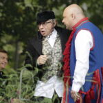 02.09.2017 Kielce. "Wesele" Stanisława Wyspiańskiego w ogrodach Radia Kielce. W spektaklu zagrali dziennikarze Radia Kielce i TVP 3 Kielce. Ryszard Koziej i Rafał Szymczyk / Jarosław Kubalski  /  Radio Kielce / "Wesele" Stanisława Wyspiańskiego w ogrodach Radia Kielce.