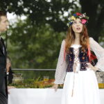 02.09.2017 Kielce. "Wesele" Stanisława Wyspiańskiego w ogrodach Radia Kielce. W spektaklu zagrali dziennikarze Radia Kielce i TVP 3 Kielce. Stanisław Blinstrub i Monika Miller / Jarosław Kubalski  /  Radio Kielce / "Wesele" Stanisława Wyspiańskiego w ogrodach Radia Kielce.