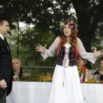 02.09.2017 Kielce. "Wesele" Stanisława Wyspiańskiego w ogrodach Radia Kielce. W spektaklu zagrali dziennikarze Radia Kielce i TVP 3 Kielce. Stanisław Blinstrub i Monika Miller / Jarosław Kubalski  /  Radio Kielce / "Wesele" Stanisława Wyspiańskiego w ogrodach Radia Kielce.