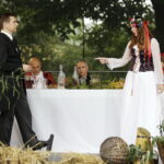 02.09.2017 Kielce. "Wesele" Stanisława Wyspiańskiego w ogrodach Radia Kielce. W spektaklu zagrali dziennikarze Radia Kielce i TVP 3 Kielce. Stanisław Blinstrub i Monika Miller / Jarosław Kubalski  /  Radio Kielce / "Wesele" Stanisława Wyspiańskiego w ogrodach Radia Kielce.