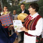 03.09.2017 Bobrza. VI Święto Pieroga Świętokrzyskiego. Złoty Pieróg dla zespołu ludowego "Piekoszowianie" / Jarosław Kubalski  /  Radio Kielce / Bobrza. VI Święto Pieroga Świętokrzyskiego