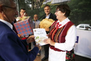 03.09.2017 Bobrza. VI Święto Pieroga Świętokrzyskiego. Złoty Pieróg dla zespołu ludowego "Piekoszowianie" / Jarosław Kubalski / Radio Kielce / Bobrza. VI Święto Pieroga Świętokrzyskiego