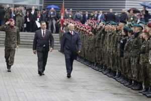 05.09.2017 Kielce. Międzynarodowy Salon Przemysłu Obronnego. Minister obrony Antoni Macierewicz podczas apelu klas mundurowych / Jarosław Kubalski / Radio Kielce / Kielce. Międzynarodowy Salon Przemysłu Obronnego.