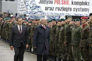 05.09.2017 Kielce. Międzynarodowy Salon Przemysłu Obronnego. Minister obrony Antoni Macierewicz podczas apelu klas mundurowych / Jarosław Kubalski / Radio Kielce / Kielce. Międzynarodowy Salon Przemysłu Obronnego.