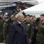 05.09.2017 Kielce. Międzynarodowy Salon Przemysłu Obronnego.  Minister obrony Antoni Macierewicz podczas apelu klas mundurowych / Jarosław Kubalski  /  Radio Kielce / Kielce. Międzynarodowy Salon Przemysłu Obronnego.