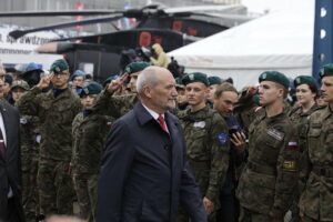 05.09.2017 Kielce. Międzynarodowy Salon Przemysłu Obronnego. Minister obrony Antoni Macierewicz podczas apelu klas mundurowych / Jarosław Kubalski / Radio Kielce / Kielce. Międzynarodowy Salon Przemysłu Obronnego.