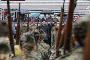 05.09.2017 Kielce. Międzynarodowy Salon Przemysłu Obronnego. Minister obrony Antoni Macierewicz podczas apelu klas mundurowych / Jarosław Kubalski / Radio Kielce / Kielce. Międzynarodowy Salon Przemysłu Obronnego.