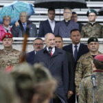 05.09.2017 Kielce. Międzynarodowy Salon Przemysłu Obronnego.  Minister obrony Antoni Macierewicz podczas apelu klas mundurowych / Jarosław Kubalski  /  Radio Kielce / Kielce. Międzynarodowy Salon Przemysłu Obronnego.