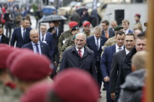 05.09.2017 Kielce. Międzynarodowy Salon Przemysłu Obronnego. Minister obrony Antoni Macierewicz podczas apelu klas mundurowych / Jarosław Kubalski / Radio Kielce / Kielce. Międzynarodowy Salon Przemysłu Obronnego.